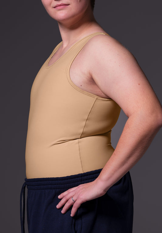 Deven is wearing the Shirt Binder in the color Caramel, seen from the side