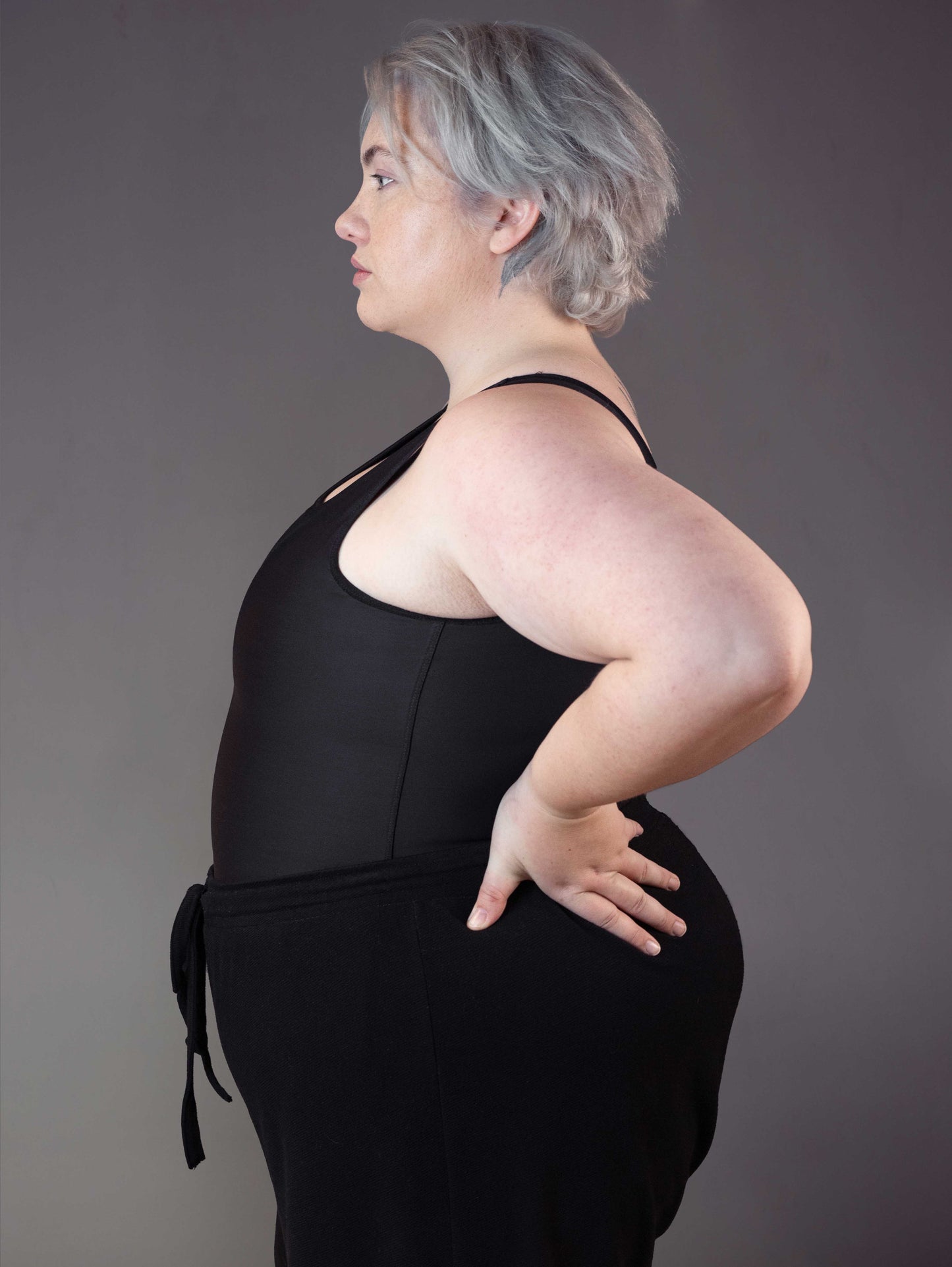 Side profile view of the Shirt Binder black as worn by Jeannette