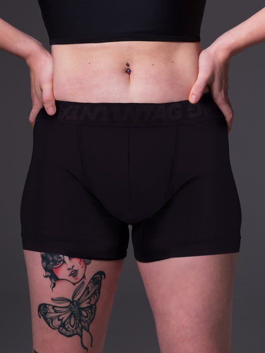 Boxershorts in the color black, close-up of the front