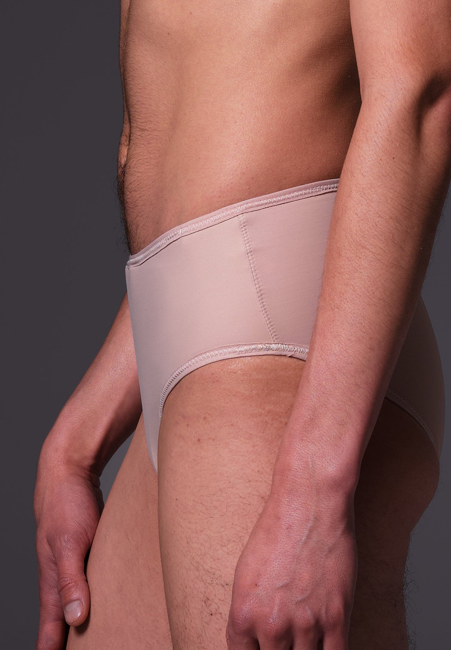 Side view of the Slip Maria beige, worn by model Riah