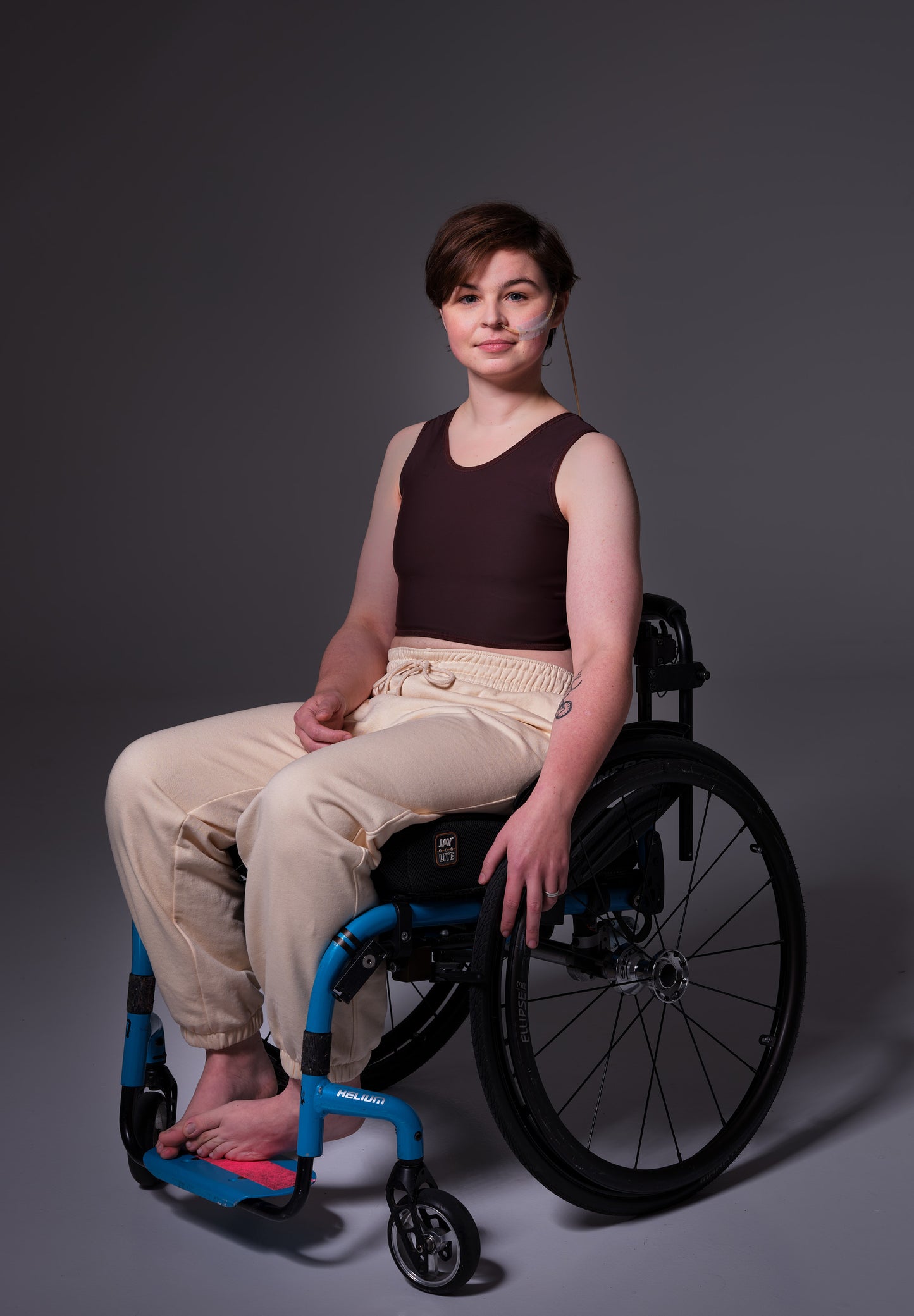 Model Brecht is in a wheelchair and is wearing the short binder in the color brown