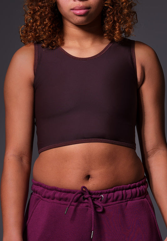 Model Loraine is wearing the short binder in the color brown, designed by UNTAG