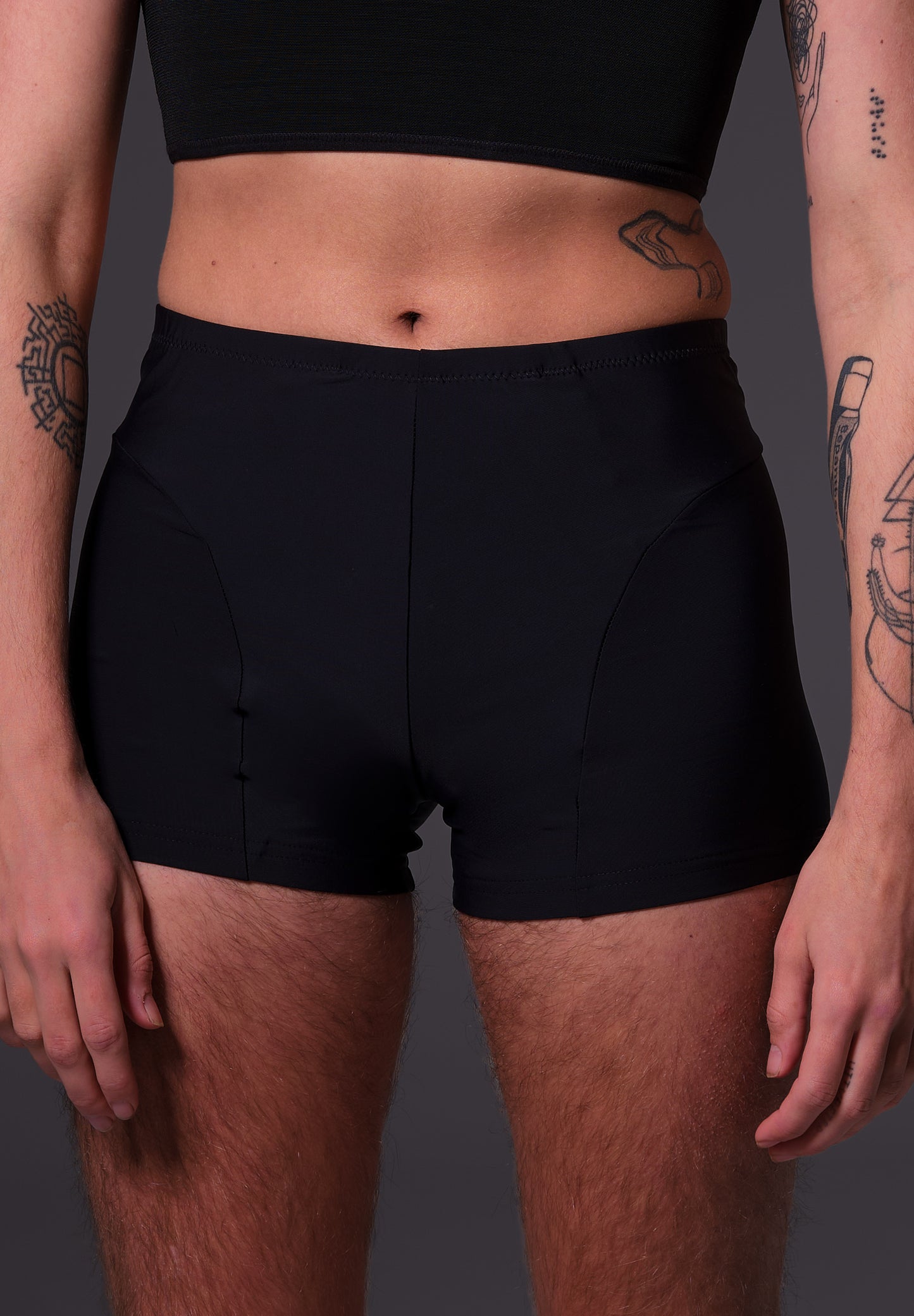 Front close-up of the Swim Shorts black worn by Mees