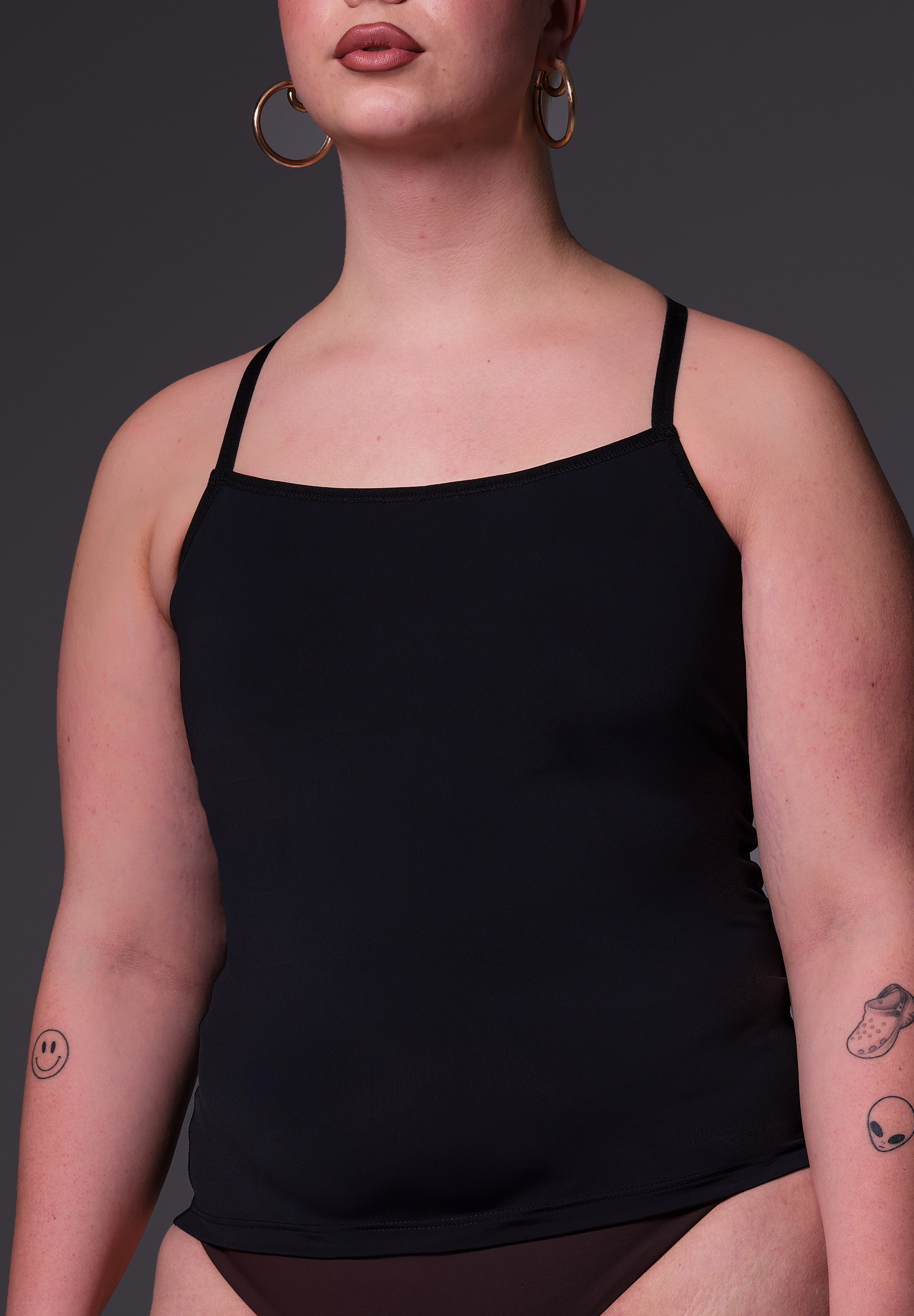 Singlet Advanced black, modeled by Sasha, front close-up