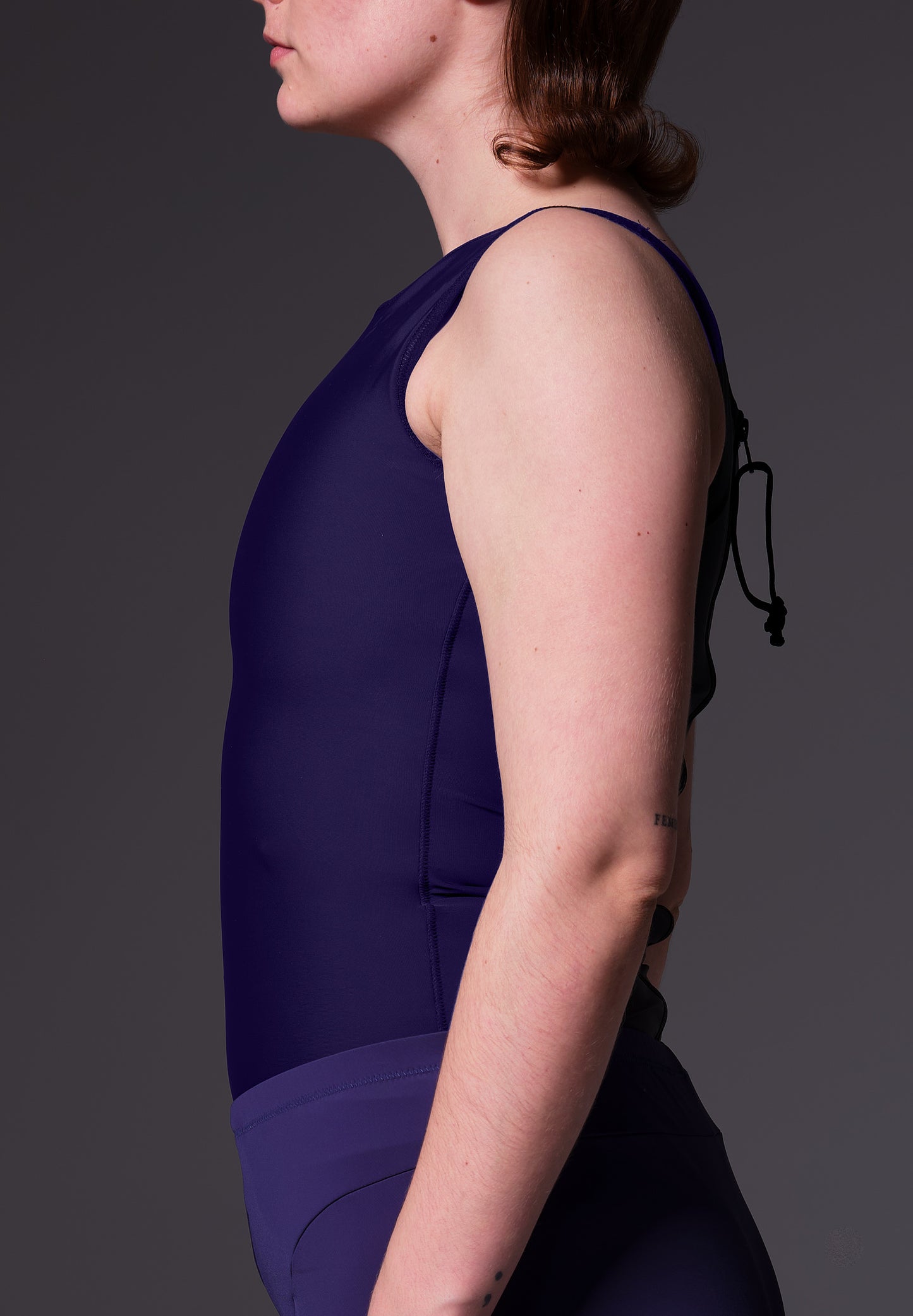 Model Lene wearing the Swimtop Binder dark blue, close-up from the side, designed by UNTAG