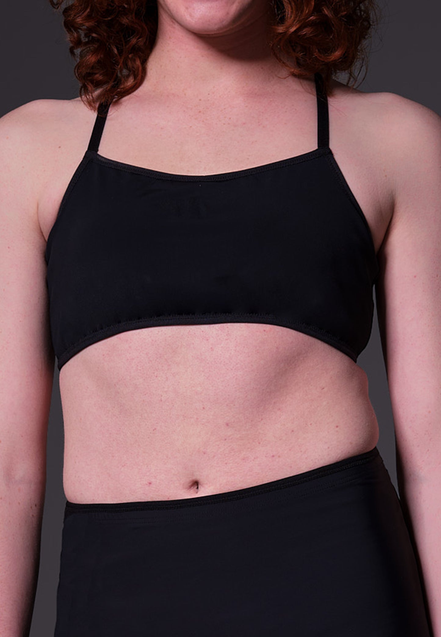 Close-up of Sweder wearing the Bikinitop Advanced black