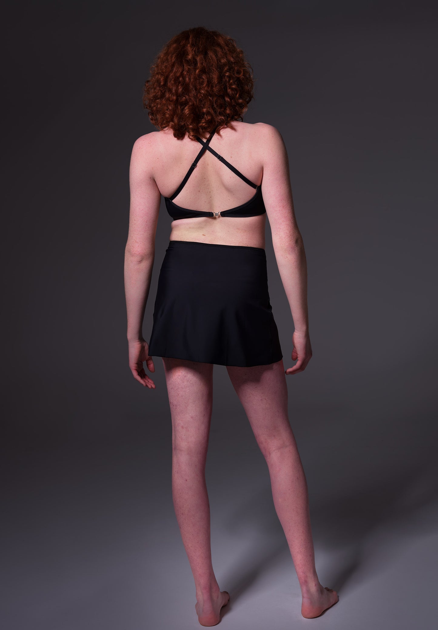 Back of model Sweder wearing the Bikinitop Advanced black