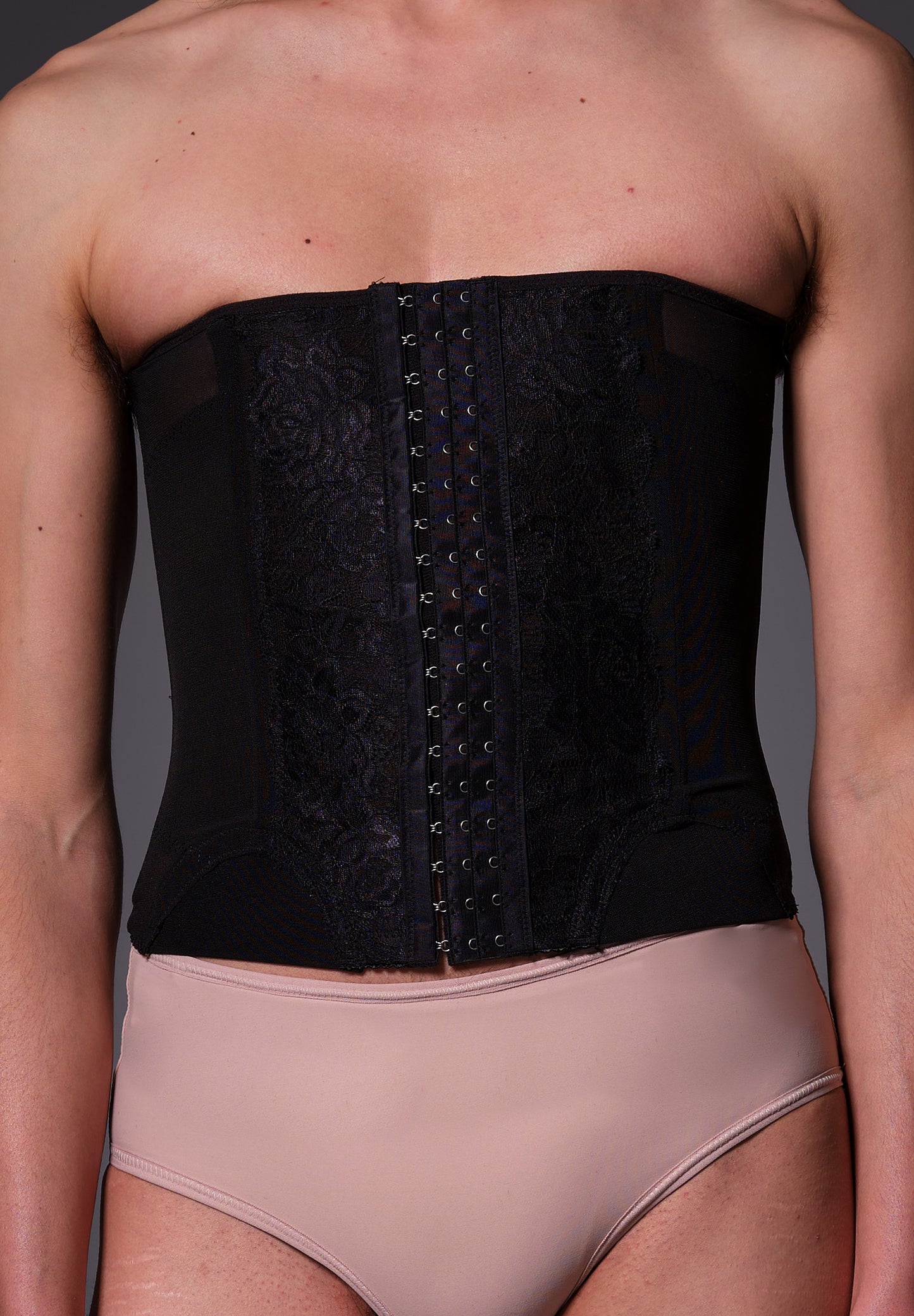 Black corset worn by Riah, close-up from the front